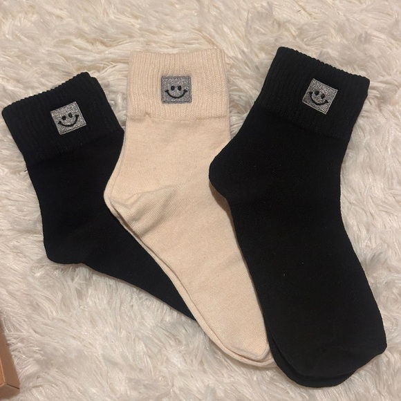 Fashion Socks Accessories - 3-Pack Women's Crew Socks - Black & Cream Smiley Patch